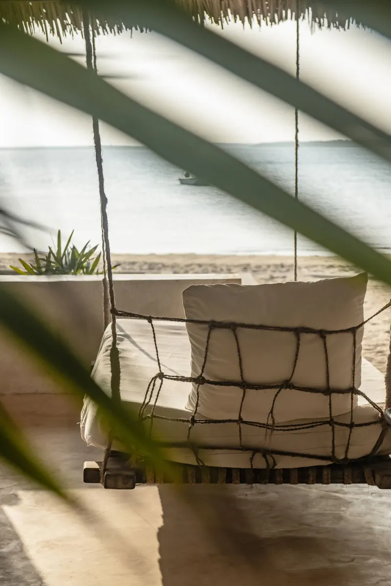 Makai cabana · veranda over the tide